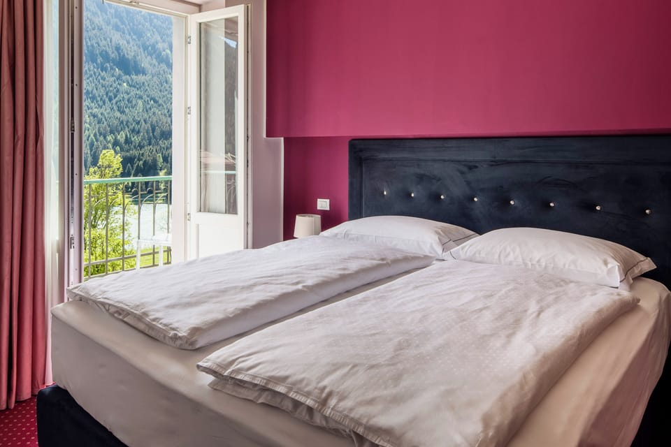 Standard Room, Lake View | Minibar, in-room safe, desk, laptop workspace