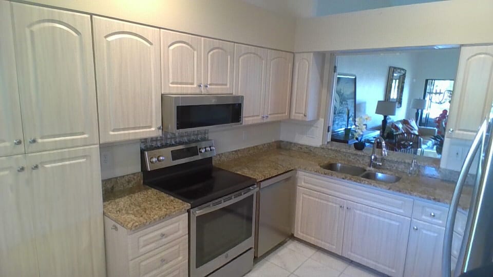 Electric stove/oven and microwave along with dishwasher.  All utensils included.