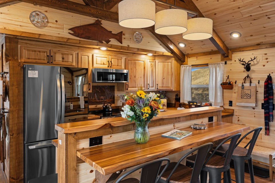 Bar seating for 4 and all the cabin details you expect.