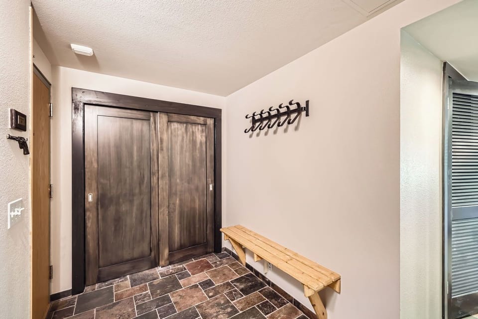 22340 US-6 #1776 - Web Quality - 030 - 34 Lower Level Foyer