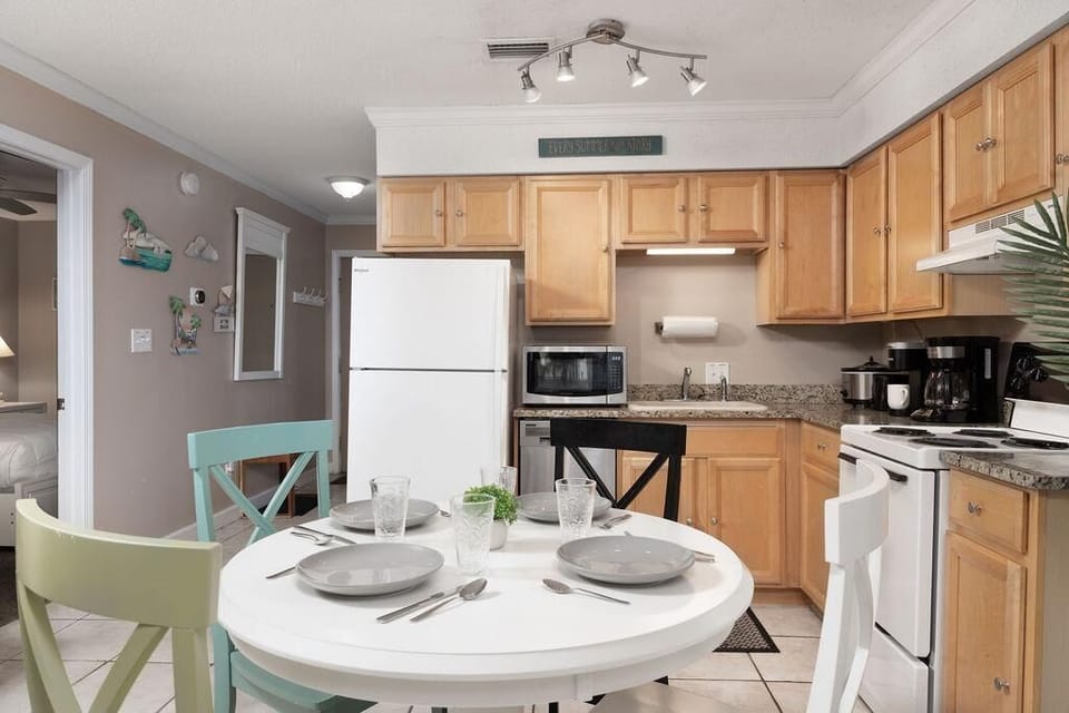 Condo, Multiple Beds (Moonlit Tides at Gentle Winds A4) | Private kitchen | Oven