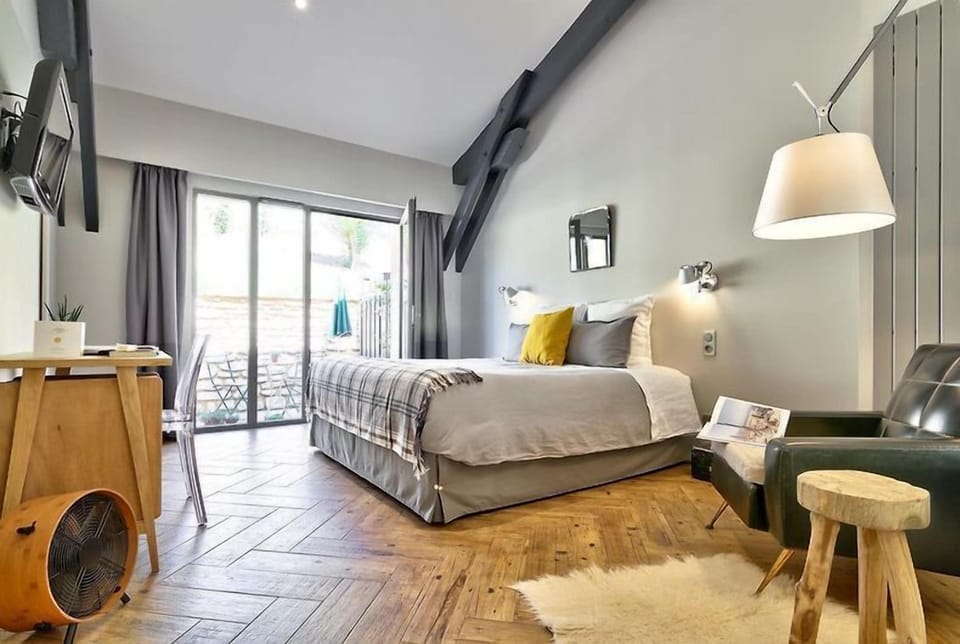 Deluxe Room | Hypo-allergenic bedding, minibar, in-room safe, individually decorated