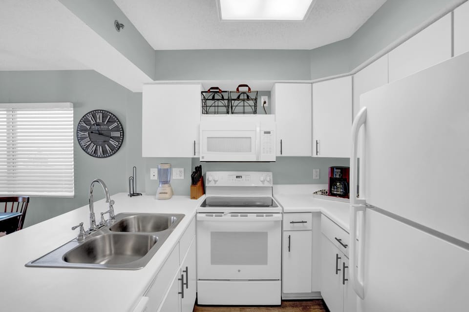 Condo, Multiple Beds (Four Winds 304) | Private kitchen | Oven