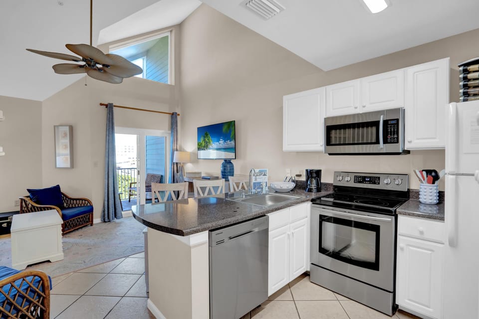 Condo, Multiple Beds (Grand Caribbean 422) | Private kitchen | Oven