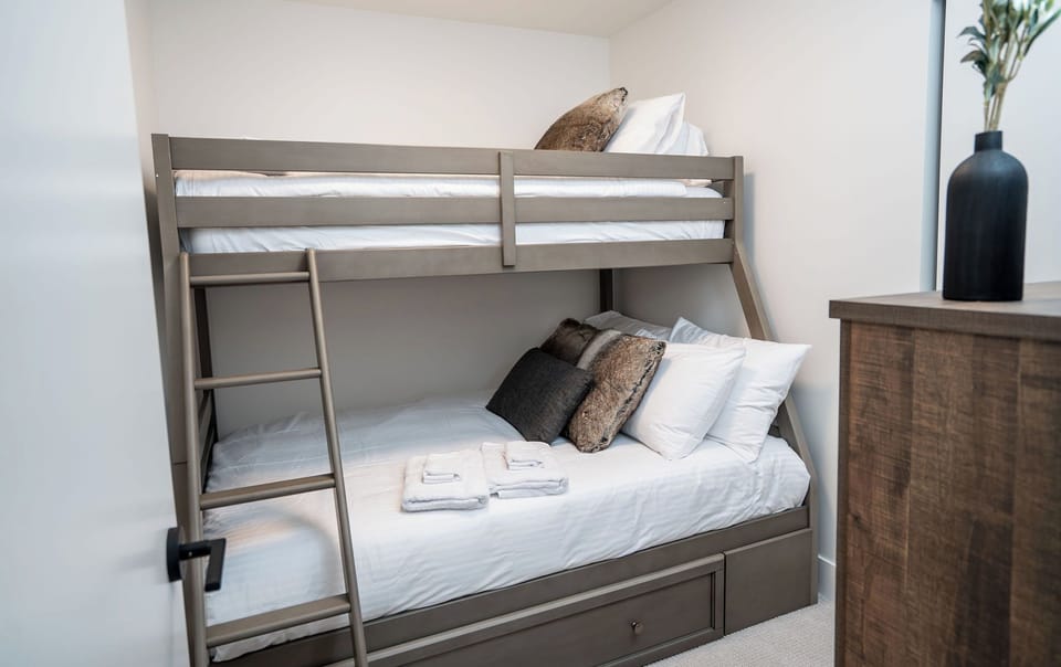 Premium Condo, Balcony, Mountain View | 4 bedrooms, WiFi (free)