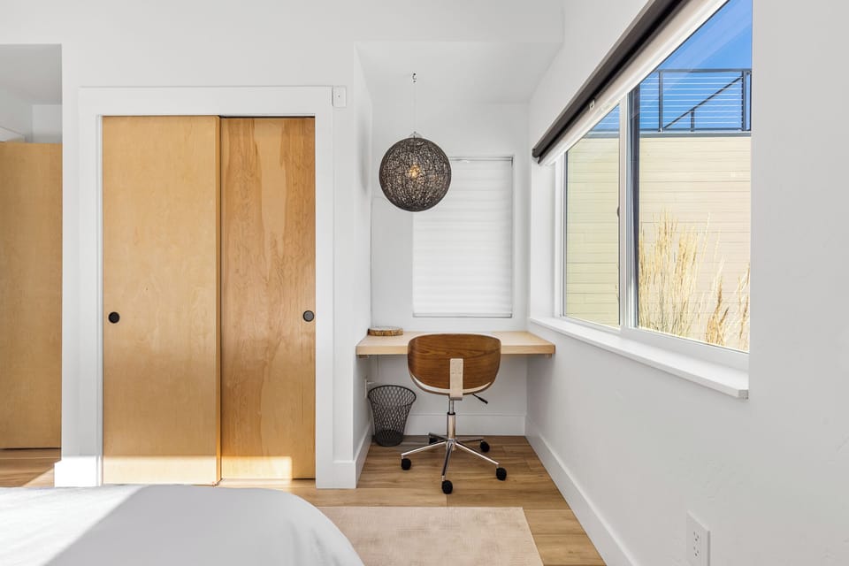 Queen bedroom- desk