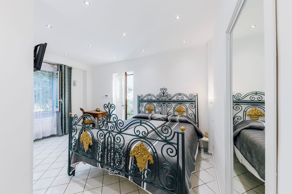 Deluxe Double Room | Blackout drapes, iron/ironing board, free WiFi