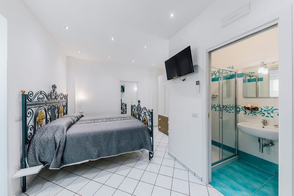 Deluxe Double Room | Blackout drapes, iron/ironing board, free WiFi