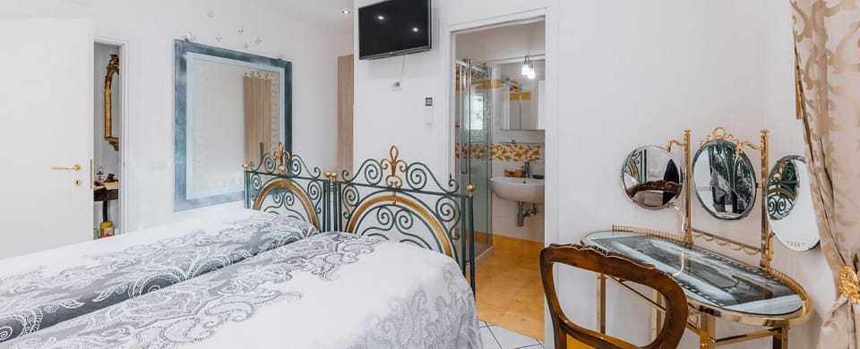 Deluxe Double Room | Blackout drapes, iron/ironing board, free WiFi