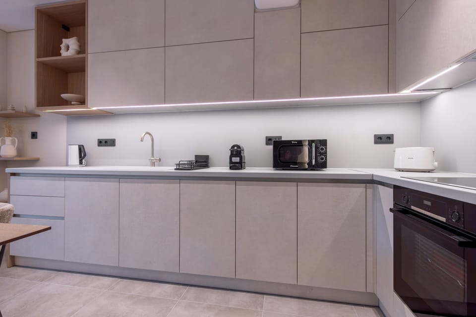Luxury Apartment, City View | Private kitchen