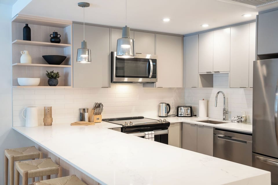 Comfort Condo, Balcony, Mountain View | Private kitchen | Full-size fridge, microwave, oven, stovetop
