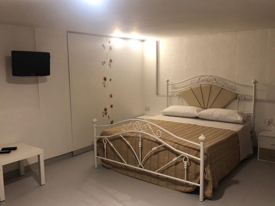 Family Studio | Minibar, blackout drapes, iron/ironing board, free WiFi
