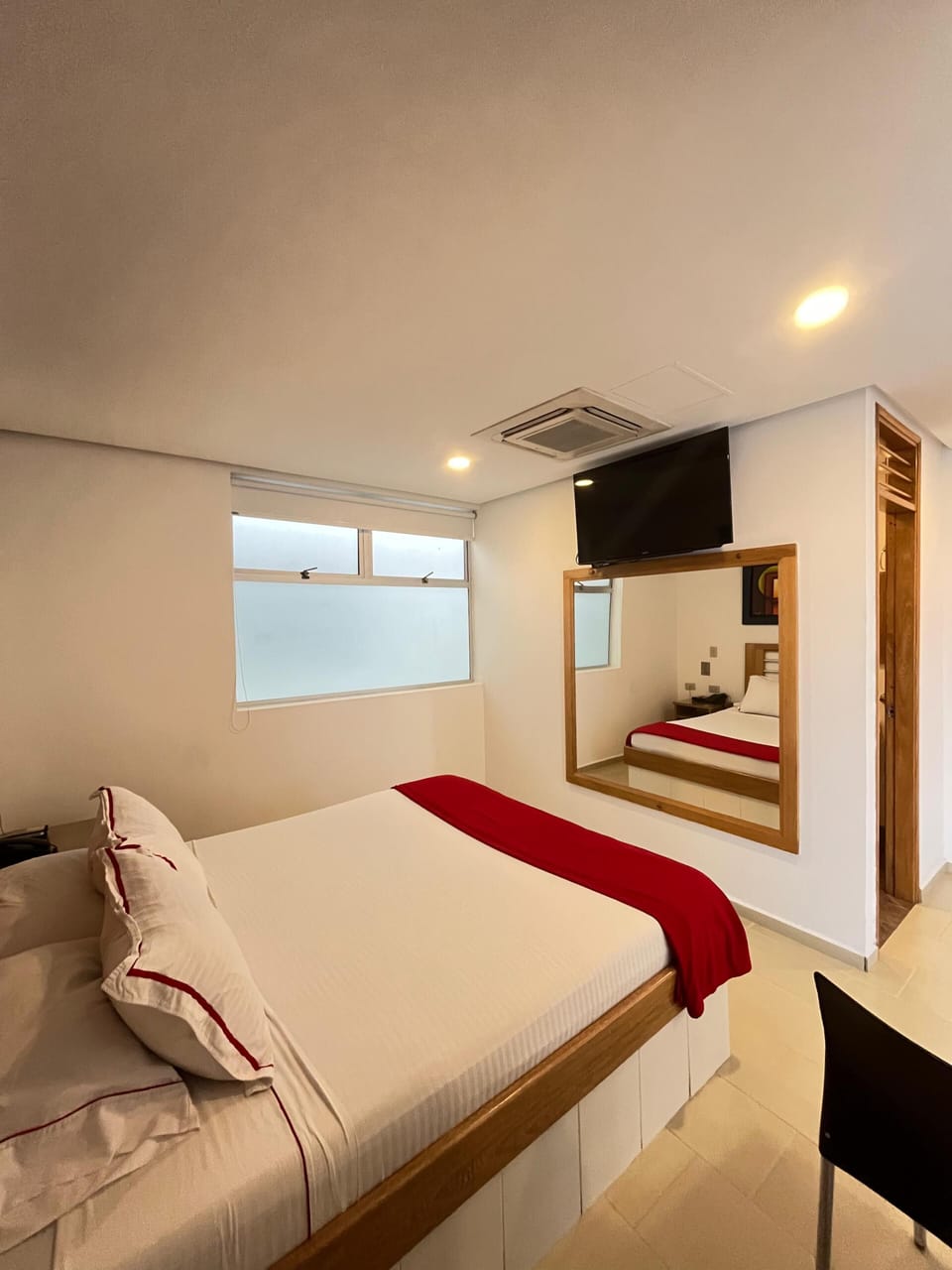 Deluxe Single Room | Bathroom | Shower, bidet, towels, soap
