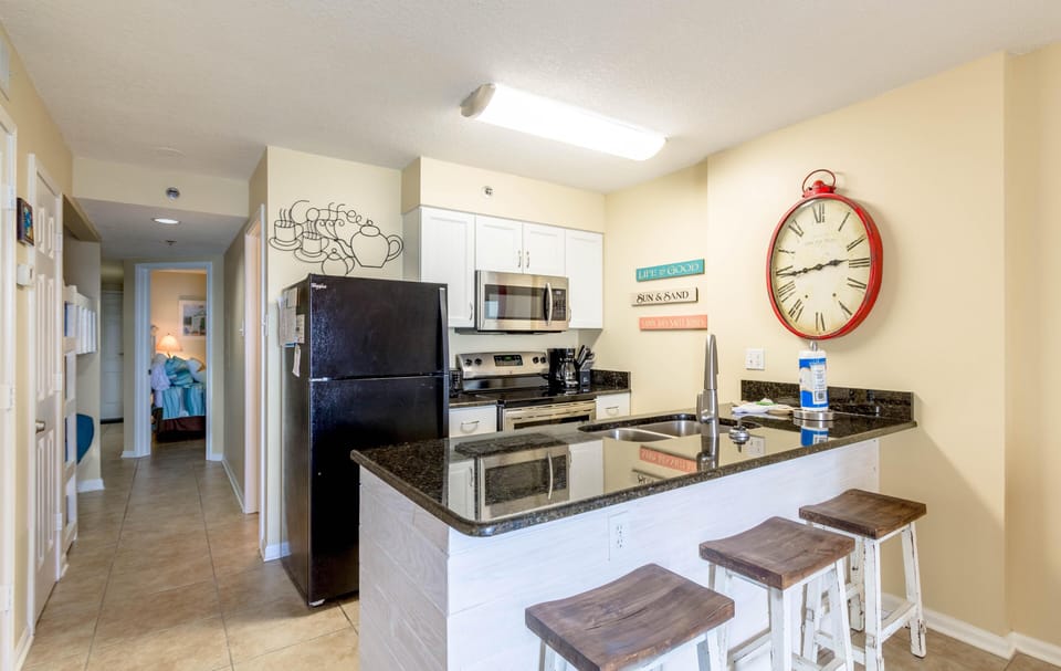 Condo, 1 King Bed with Sofa bed (Tradewinds 1103) | Private kitchen | Oven