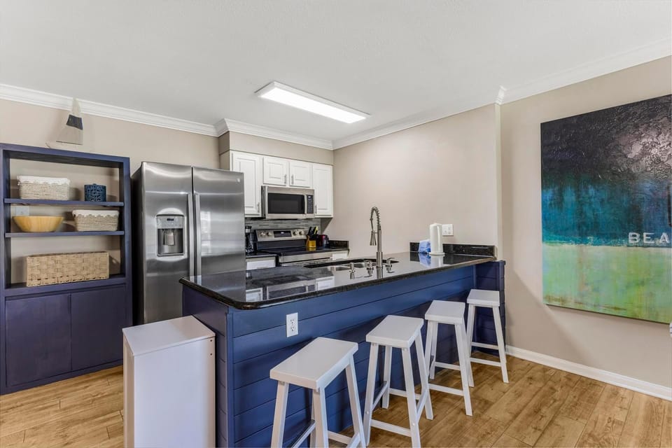 Condo, Multiple Beds (Tradewinds 106) | Private kitchen | Oven