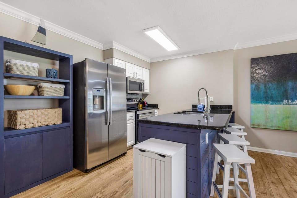 Condo, Multiple Beds (Tradewinds 106) | Private kitchen | Oven