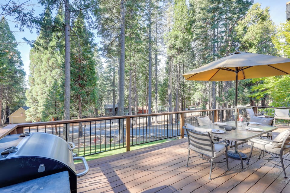 Deck | Dining Area | Electric Pellet Grill