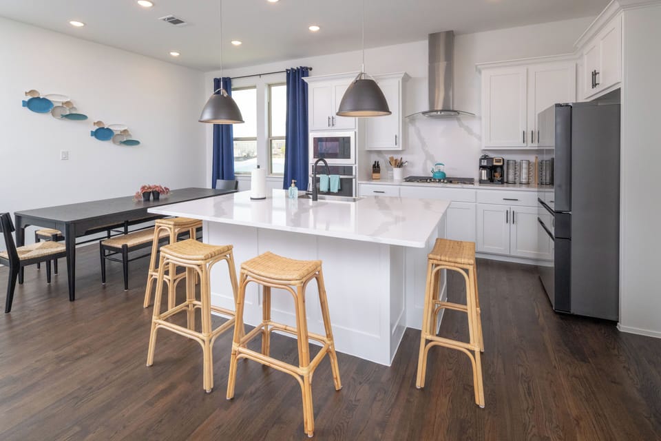Fully stocked kitchen with plenty of room for the whole family!