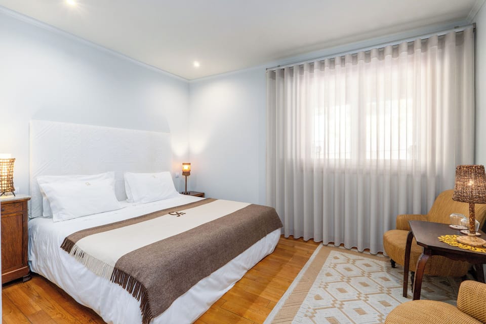 Desk, soundproofing, free WiFi, bed sheets