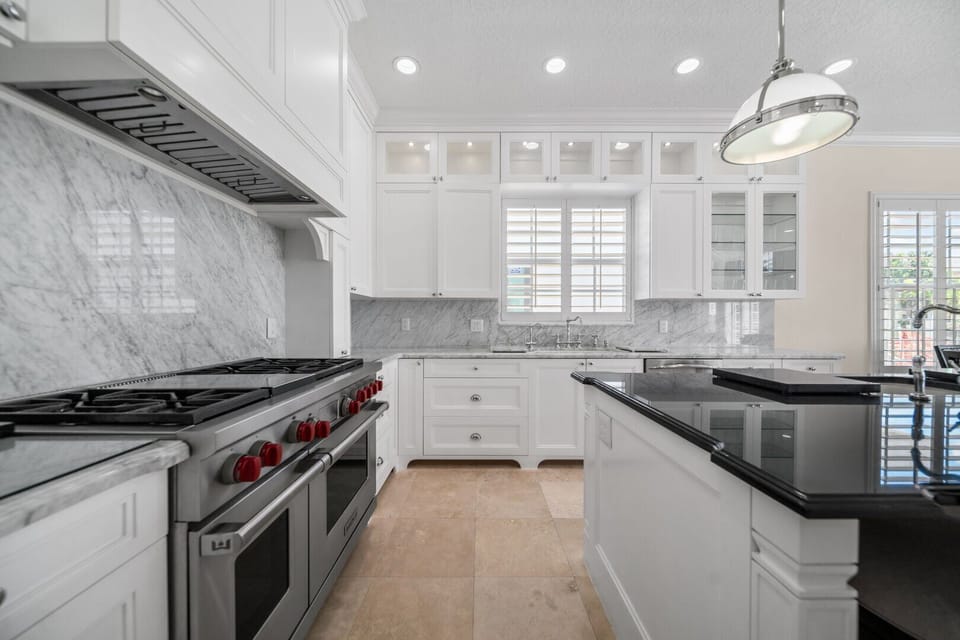 Fully stocked kitchen, high end appliances