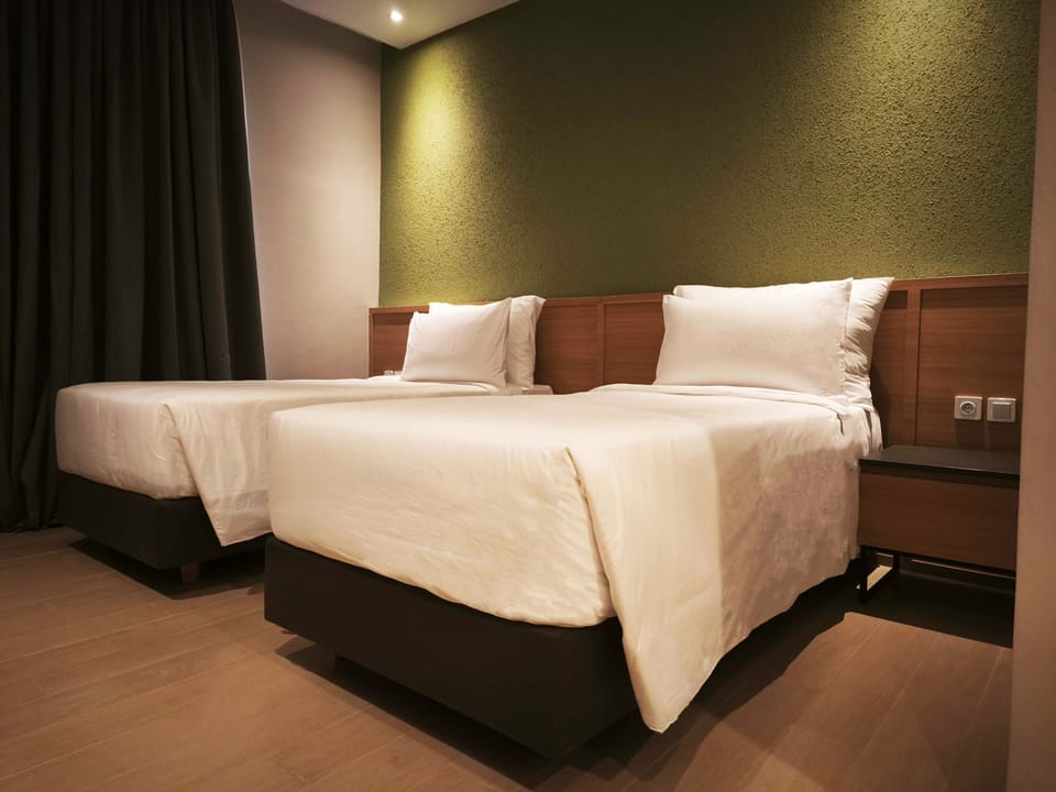 Deluxe Twin Room, City View | Desk, WiFi (free)