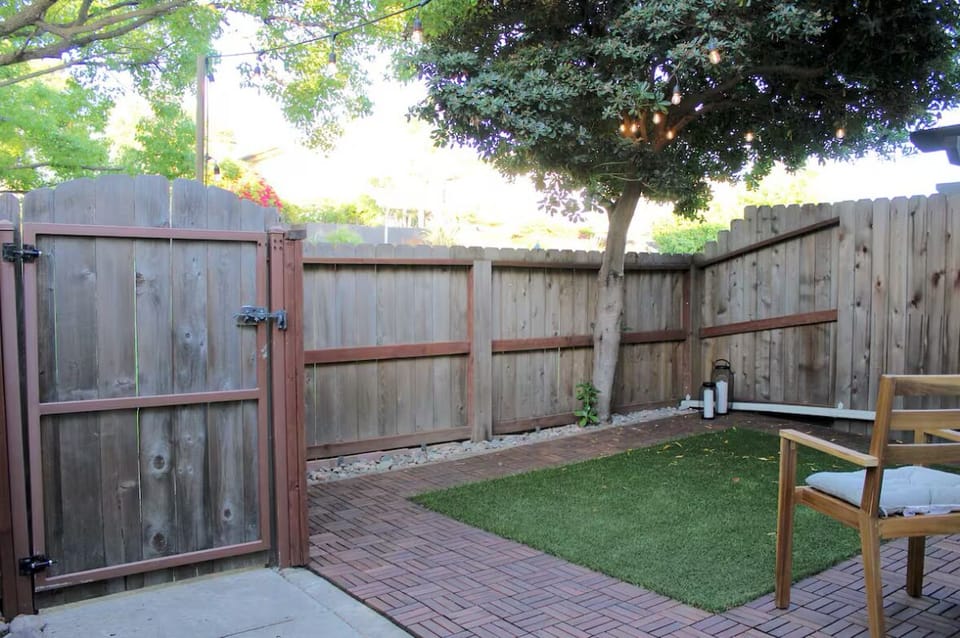 Entrance & private outdoor space