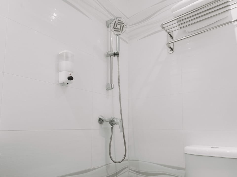 Deluxe, Window | Bathroom | Shower, free toiletries, hair dryer (on request), soap