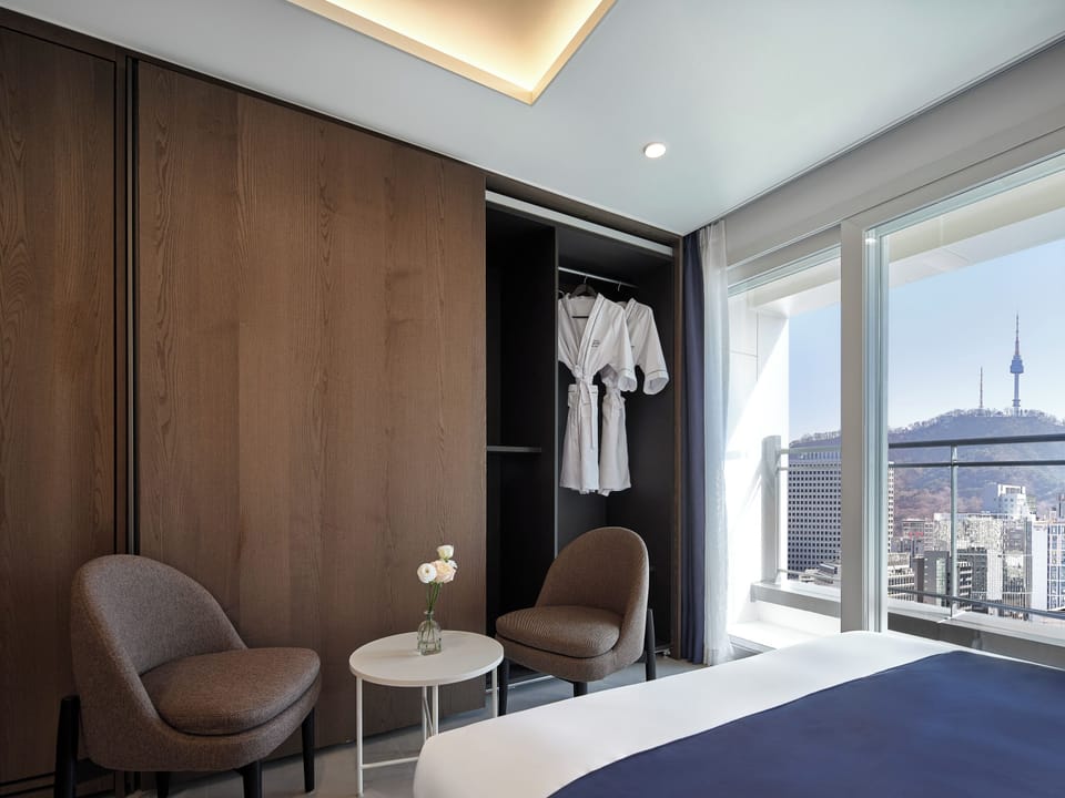 Down comforters, in-room safe, desk, blackout drapes
