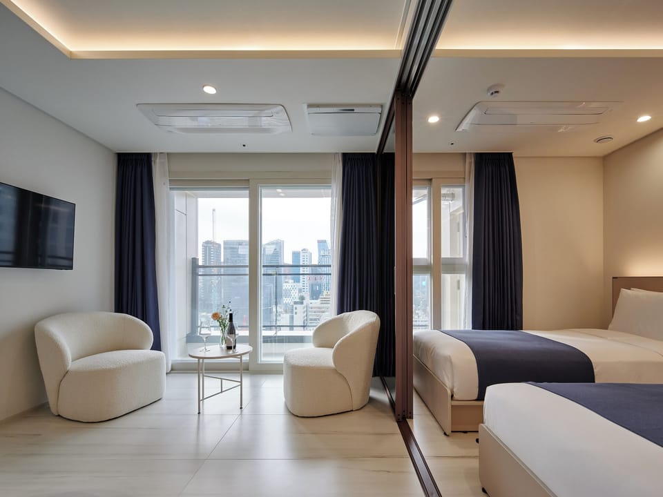 Down comforters, in-room safe, desk, blackout drapes