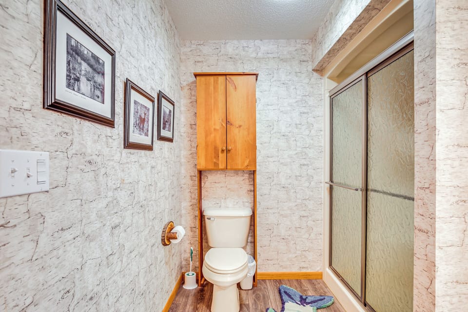 Full Bath | Towels | Hair Dryer | Main Level