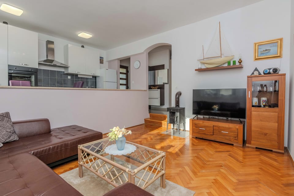 Superior House, Courtyard View | Living area | 100-cm flat-screen TV with satellite channels, fireplace