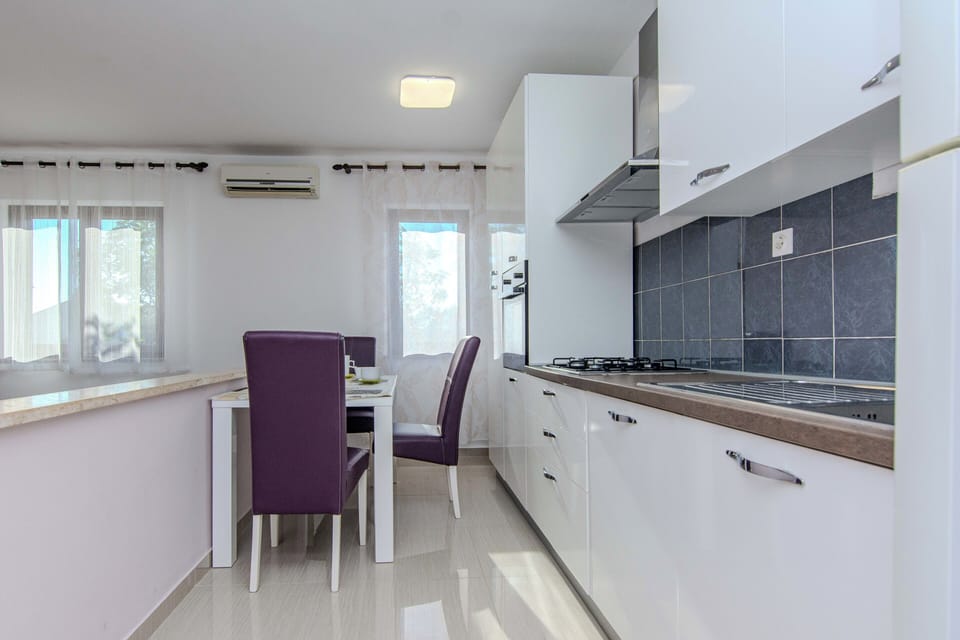 Superior House, Courtyard View | Private kitchen | Full-size fridge, microwave, oven, stovetop