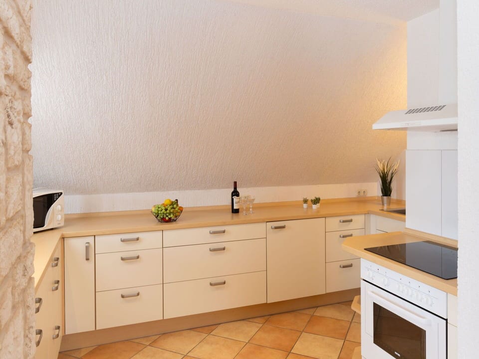 Wall, Interior Design, Kitchen, Countertop, Wood, Flooring, Ceiling, Cabinetry, Lighting, Home