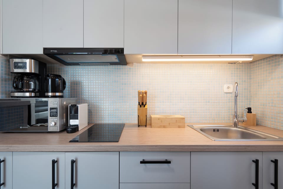 Deluxe Studio, City View | Private kitchen | Microwave, stovetop, espresso maker, coffee/tea maker