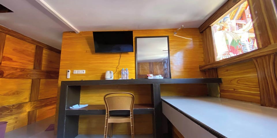 TONGKONAN PRESIDENT | Desk, iron/ironing board (on request), rollaway beds (surcharge)