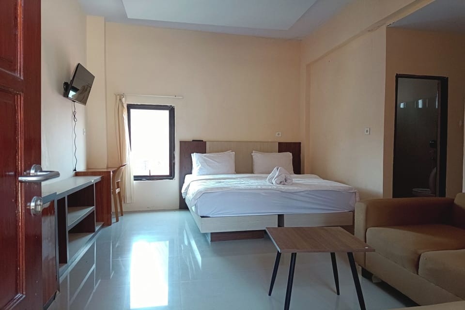 Suite Room | Desk, iron/ironing board (on request), rollaway beds (surcharge)