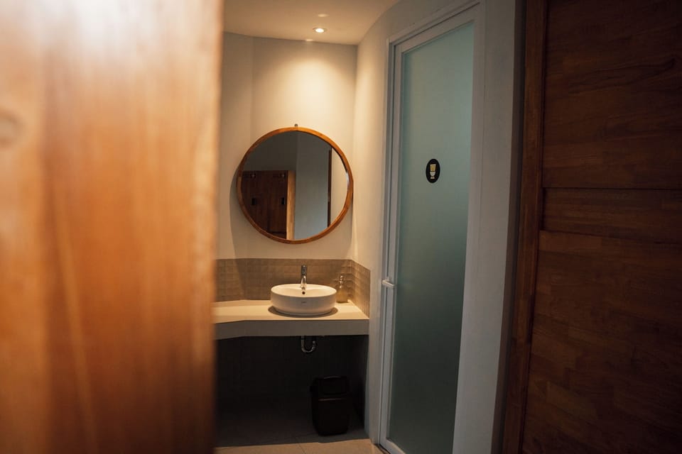 Shower, rainfall showerhead, free toiletries, hair dryer