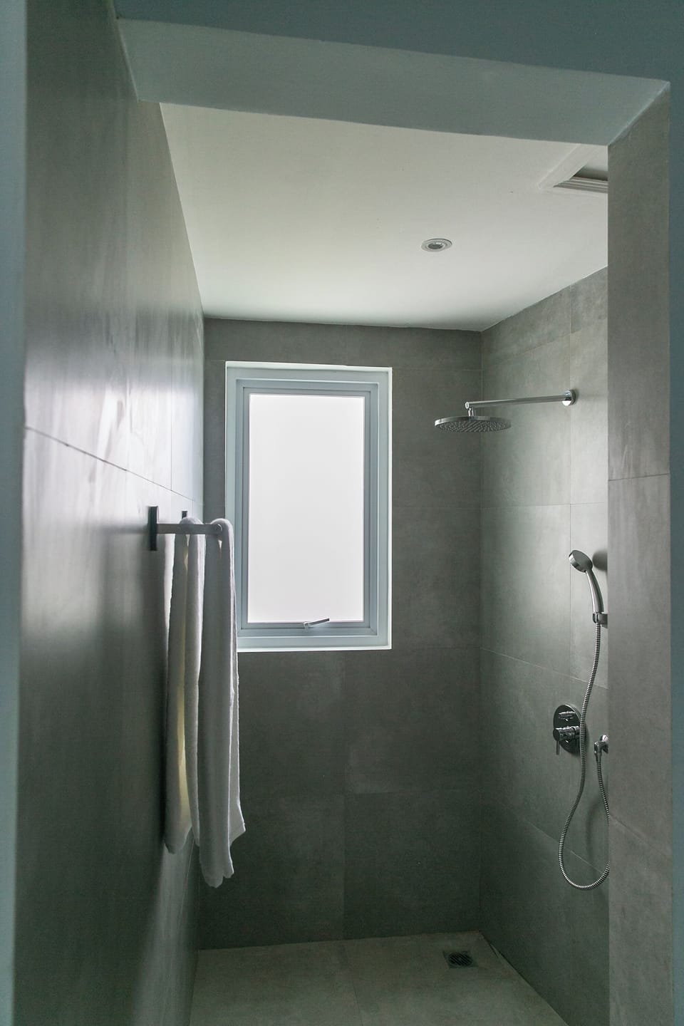 Shower, rainfall showerhead, free toiletries, hair dryer