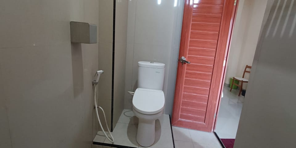 Superior Room | Bathroom | Shower, rainfall showerhead, free toiletries, slippers