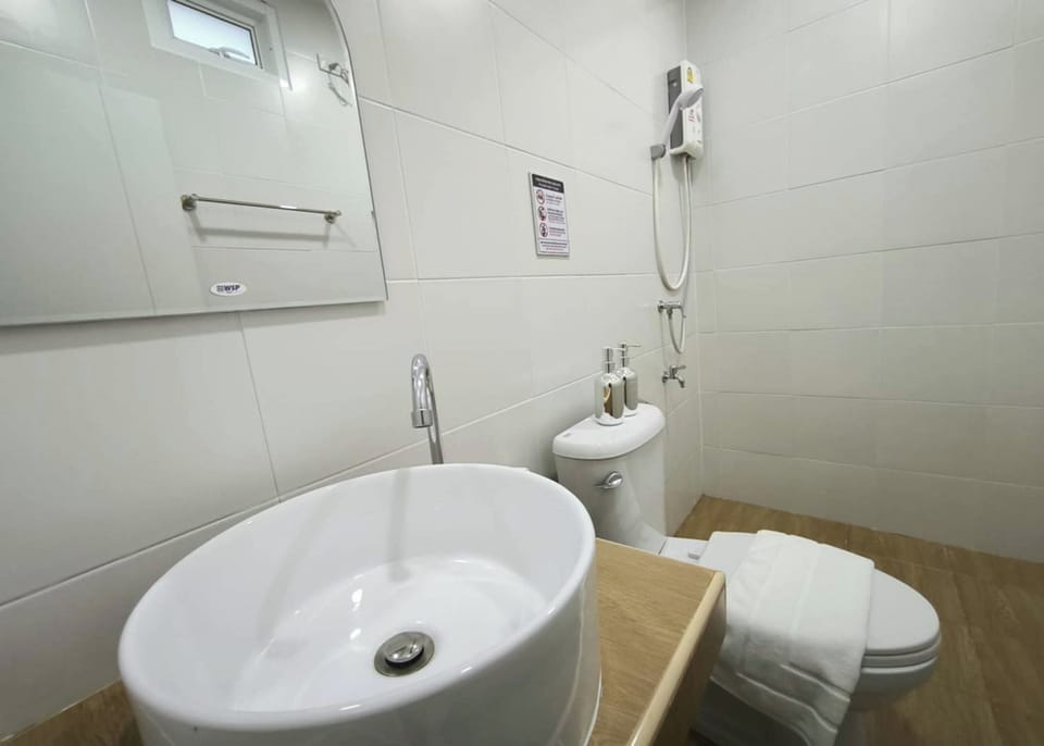 Shower, rainfall showerhead, free toiletries, hair dryer