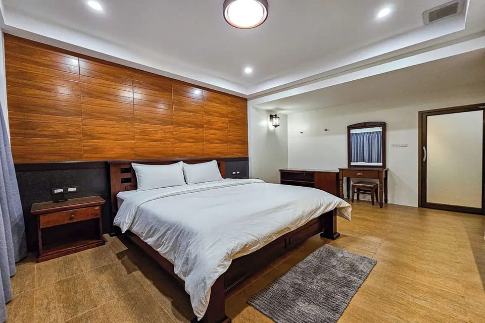 Classic Suite, 1 King Bed | 1 bedroom, minibar, desk, soundproofing