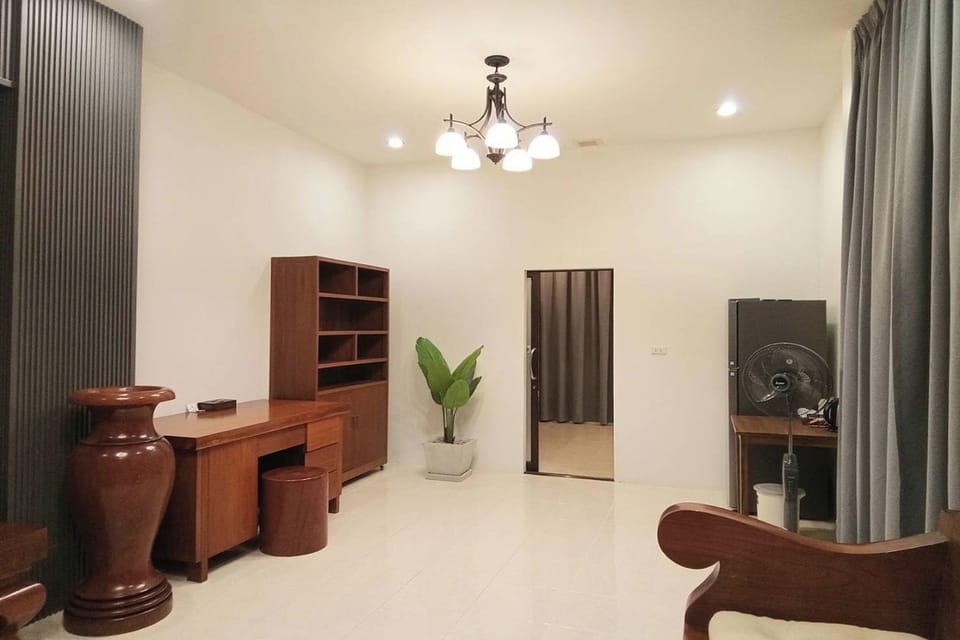 Executive Suite | Living area | 24-inch flat-screen TV with cable channels