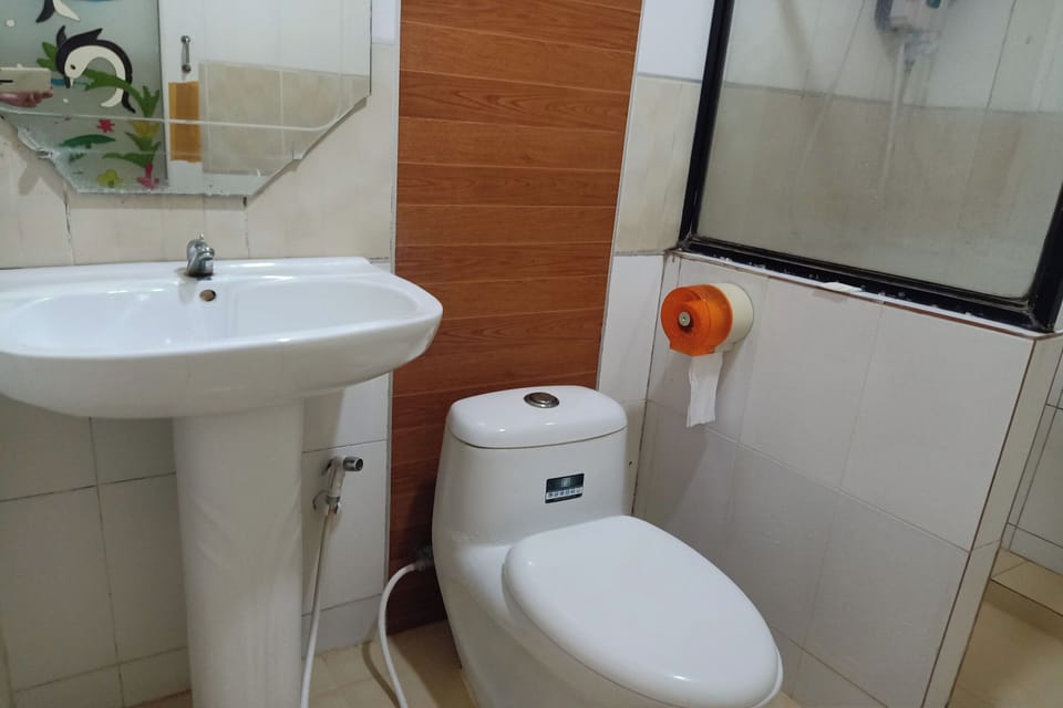 Double Room, Private Bathroom | Bathroom | Shower, rainfall showerhead, free toiletries, towels
