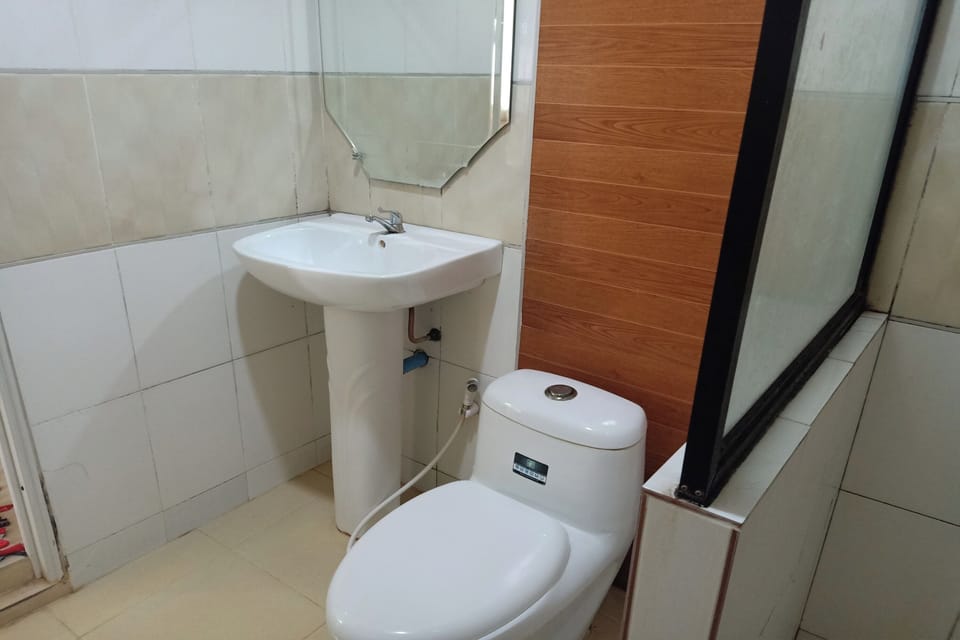 Double Room, Private Bathroom | Bathroom | Shower, rainfall showerhead, free toiletries, towels