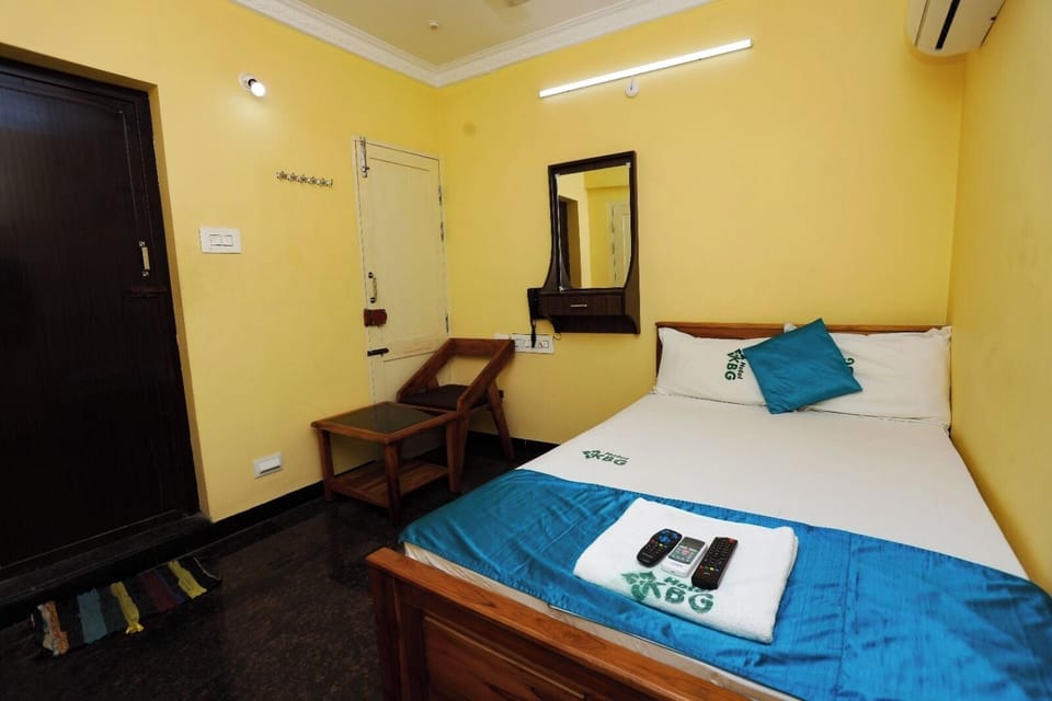Family Room | Desk, free WiFi, bed sheets