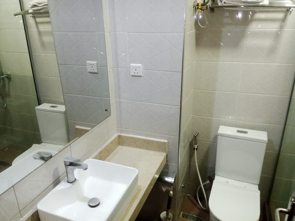 Shower, rainfall showerhead, free toiletries, bidet