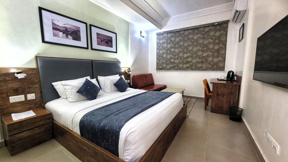 Deluxe Room | 1 bedroom, desk, laptop workspace, soundproofing