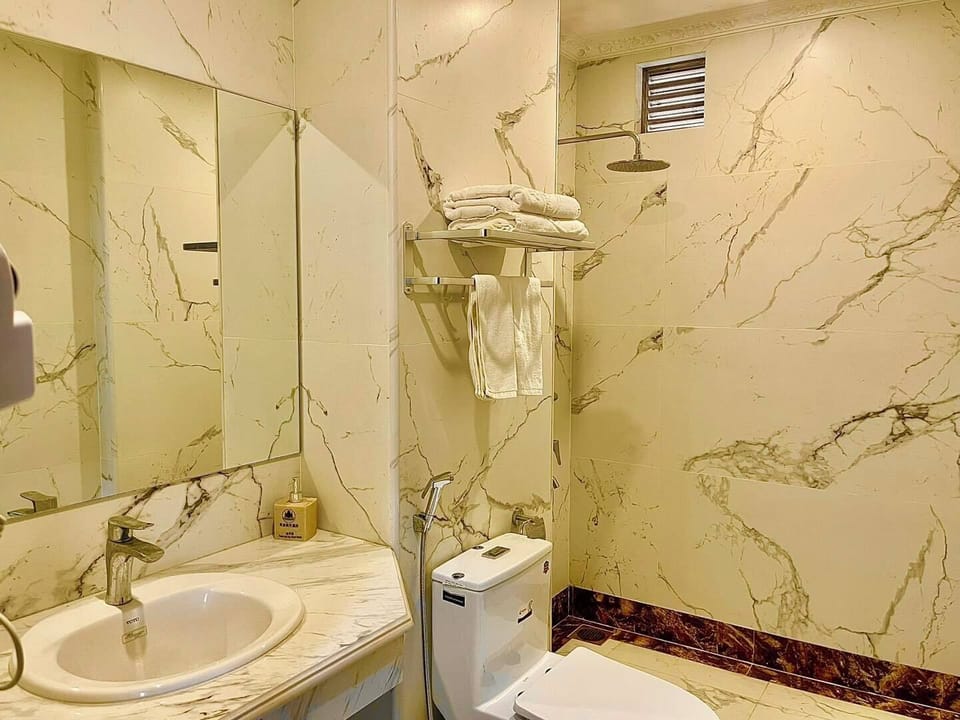 Deluxe Room, 1 Queen Bed, Non Smoking, City View | Bathroom | Shower, hair dryer, slippers, bidet