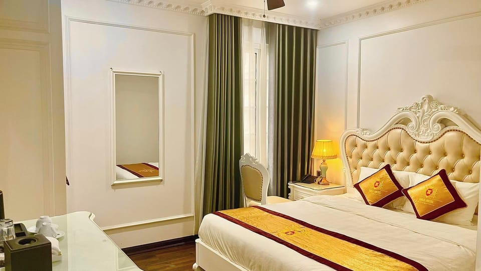 Basic Room | Premium bedding, memory foam beds, in-room safe, laptop workspace
