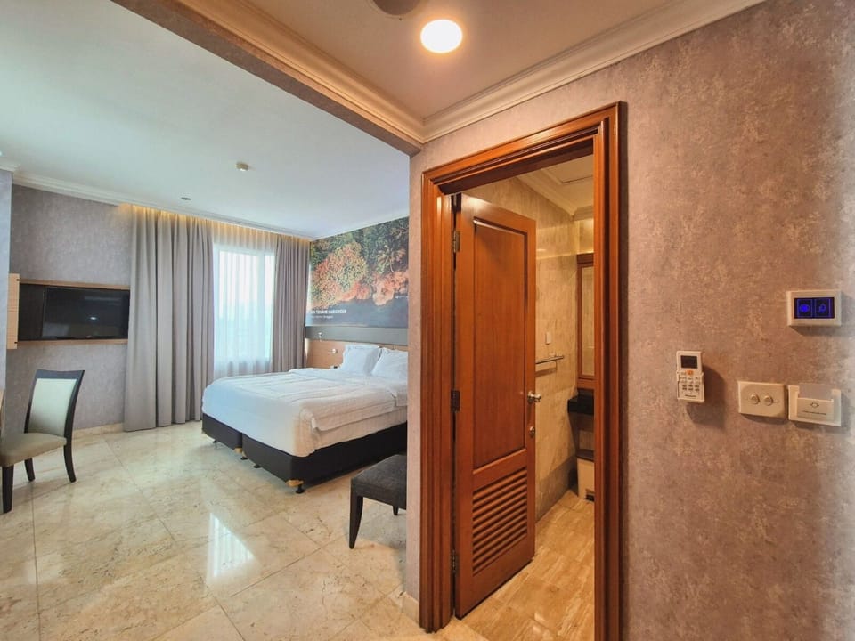 Superior Double Room | Desk, laptop workspace, blackout drapes, soundproofing